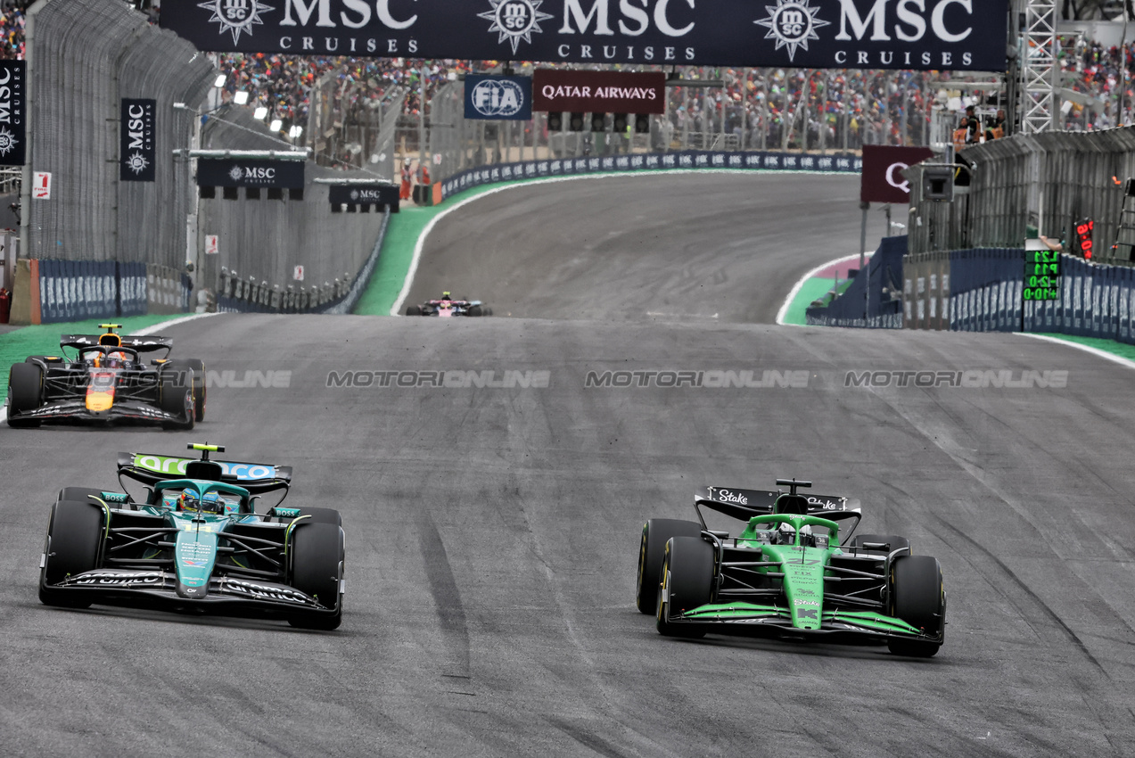 GP BRASILE, Fernando Alonso (ESP) Aston Martin F1 Team AMR25 e Nico Hulkenberg (GER) Sauber C45 battle for position.

09.11.2025. Formula 1 World Championship, Rd 21, Brazilian Grand Prix, Sao Paulo, Brazil, Gara Day.

- www.xpbimages.com, EMail: requests@xpbimages.com © Copyright: Charniaux / XPB Images