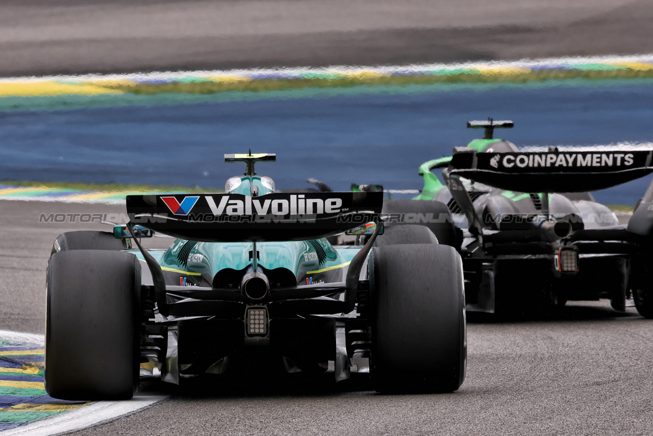 GP BRASILE, Fernando Alonso (ESP) Aston Martin F1 Team AMR25 e Nico Hulkenberg (GER) Sauber C45 battle for position.

09.11.2025. Formula 1 World Championship, Rd 21, Brazilian Grand Prix, Sao Paulo, Brazil, Gara Day.

- www.xpbimages.com, EMail: requests@xpbimages.com © Copyright: Charniaux / XPB Images