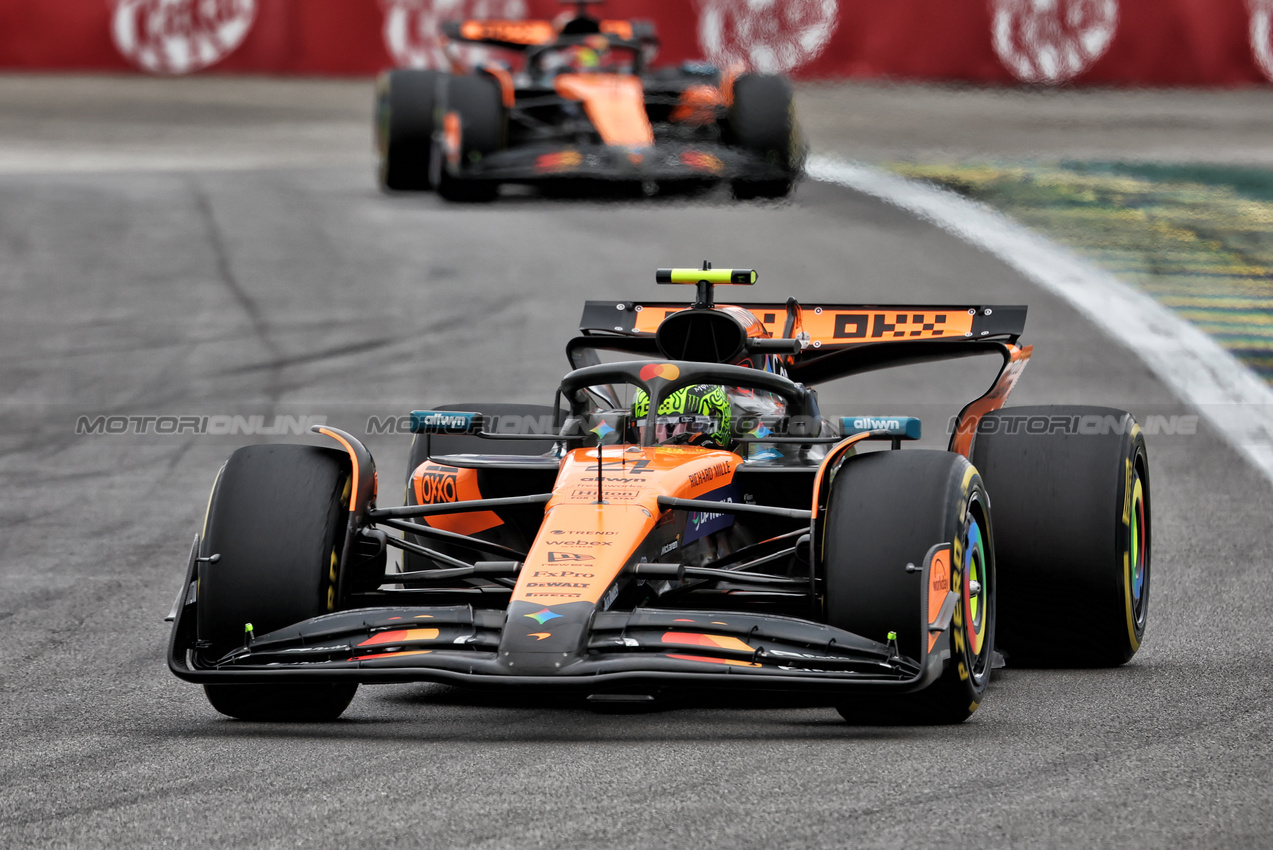 GP BRASILE, Lando Norris (GBR) McLaren MCL39.
09.11.2025. Formula 1 World Championship, Rd 21, Brazilian Grand Prix, Sao Paulo, Brazil, Gara Day.
- www.xpbimages.com, EMail: requests@xpbimages.com © Copyright: Rew / XPB Images