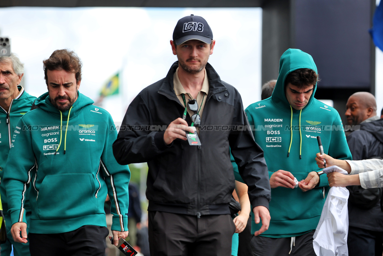 GP BRASILE, Fernando Alonso (ESP) Aston Martin F1 Team (Left) e Lance Stroll (CDN) Aston Martin F1 Team (Right).

09.11.2025. Formula 1 World Championship, Rd 21, Brazilian Grand Prix, Sao Paulo, Brazil, Gara Day.

 - www.xpbimages.com, EMail: requests@xpbimages.com © Copyright: Rew / XPB Images