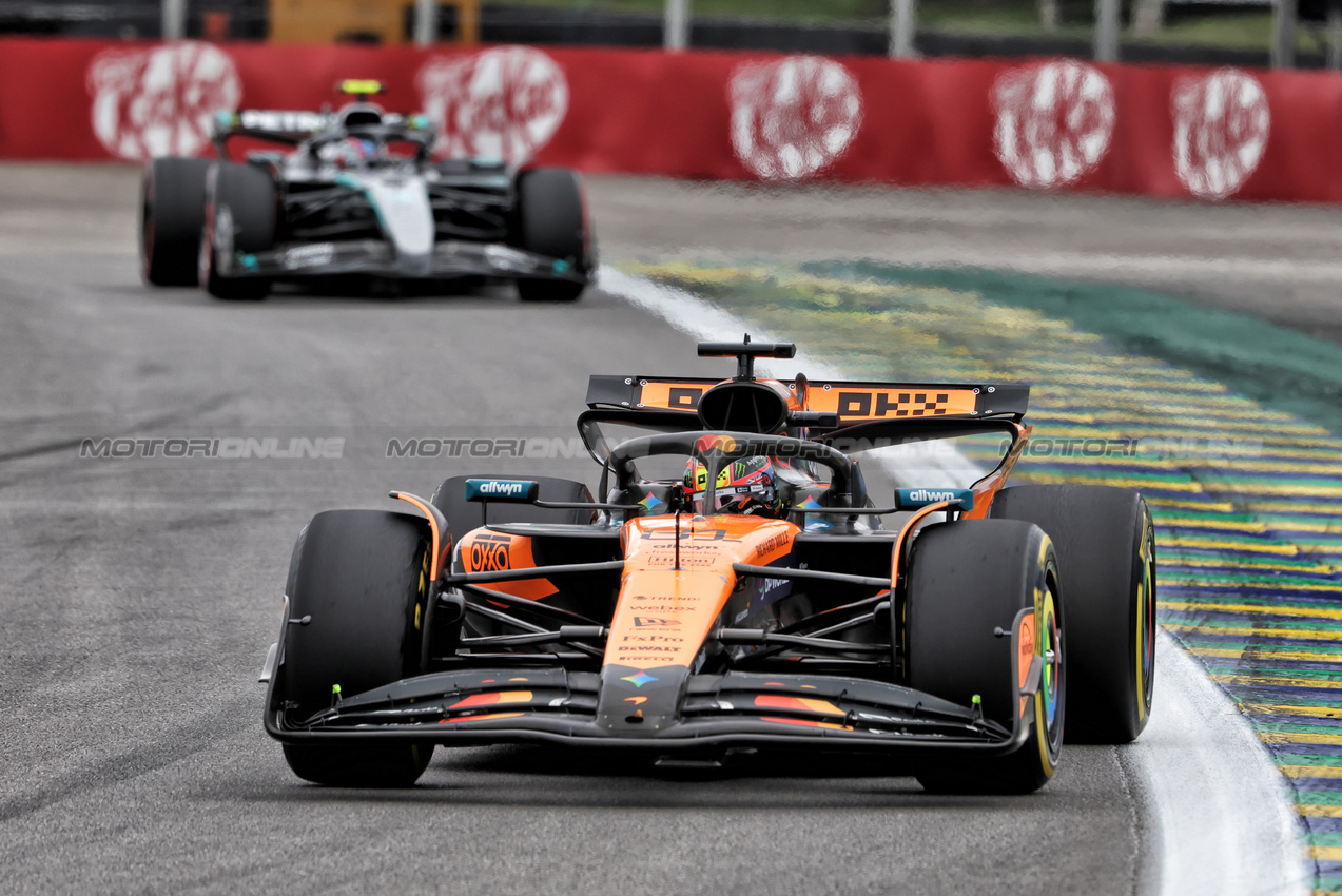 GP BRASILE, Oscar Piastri (AUS) McLaren MCL39.
09.11.2025. Formula 1 World Championship, Rd 21, Brazilian Grand Prix, Sao Paulo, Brazil, Gara Day.
- www.xpbimages.com, EMail: requests@xpbimages.com © Copyright: Rew / XPB Images