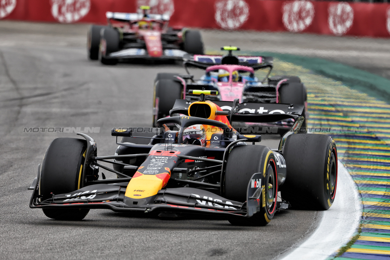 GP BRASILE, Yuki Tsunoda (JPN) Red Bull Racing RB21.
09.11.2025. Formula 1 World Championship, Rd 21, Brazilian Grand Prix, Sao Paulo, Brazil, Gara Day.
- www.xpbimages.com, EMail: requests@xpbimages.com © Copyright: Rew / XPB Images