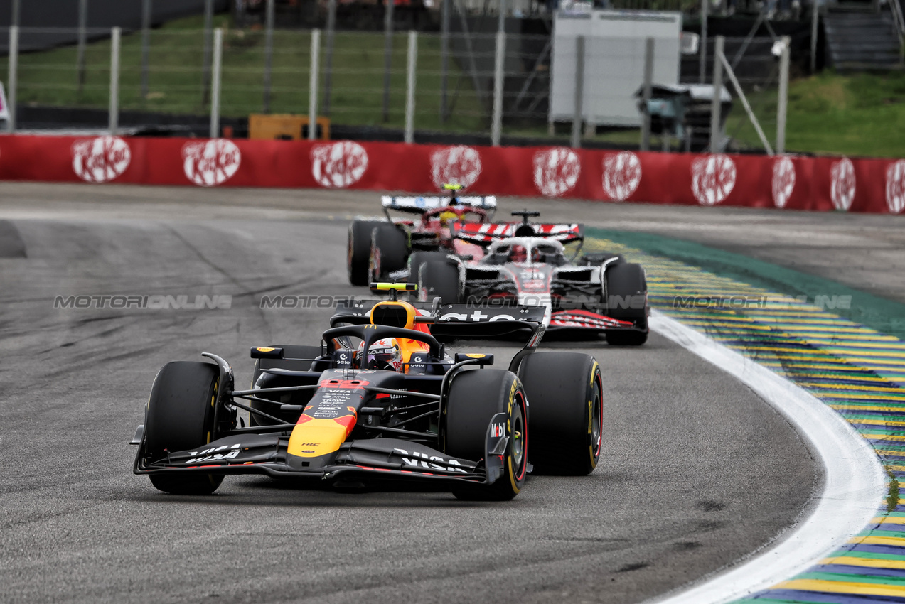 GP BRASILE, Yuki Tsunoda (JPN) Red Bull Racing RB21.
09.11.2025. Formula 1 World Championship, Rd 21, Brazilian Grand Prix, Sao Paulo, Brazil, Gara Day.
- www.xpbimages.com, EMail: requests@xpbimages.com © Copyright: Rew / XPB Images