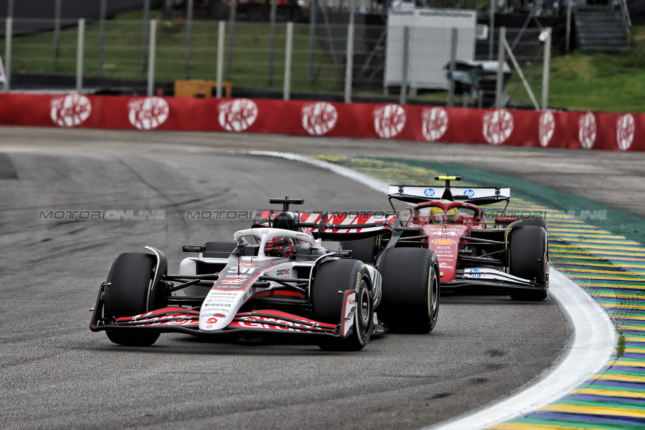 GP BRASILE, Esteban Ocon (FRA) Haas VF-25.

09.11.2025. Formula 1 World Championship, Rd 21, Brazilian Grand Prix, Sao Paulo, Brazil, Gara Day.

 - www.xpbimages.com, EMail: requests@xpbimages.com © Copyright: Rew / XPB Images