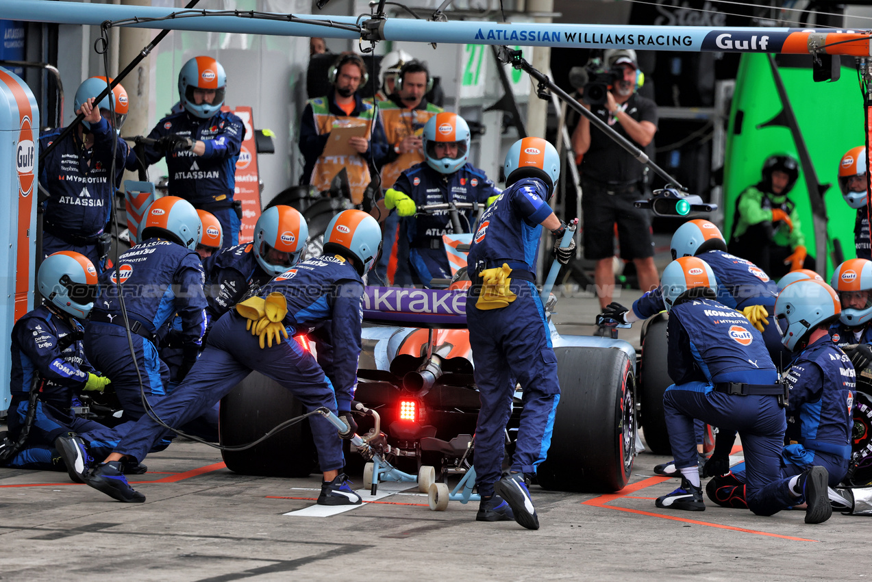 GP BRASILE, Alexander Albon (THA) Atlassian Williams Racing FW47 makes a pit stop.

09.11.2025. Formula 1 World Championship, Rd 21, Brazilian Grand Prix, Sao Paulo, Brazil, Gara Day.

- www.xpbimages.com, EMail: requests@xpbimages.com © Copyright: Batchelor / XPB Images