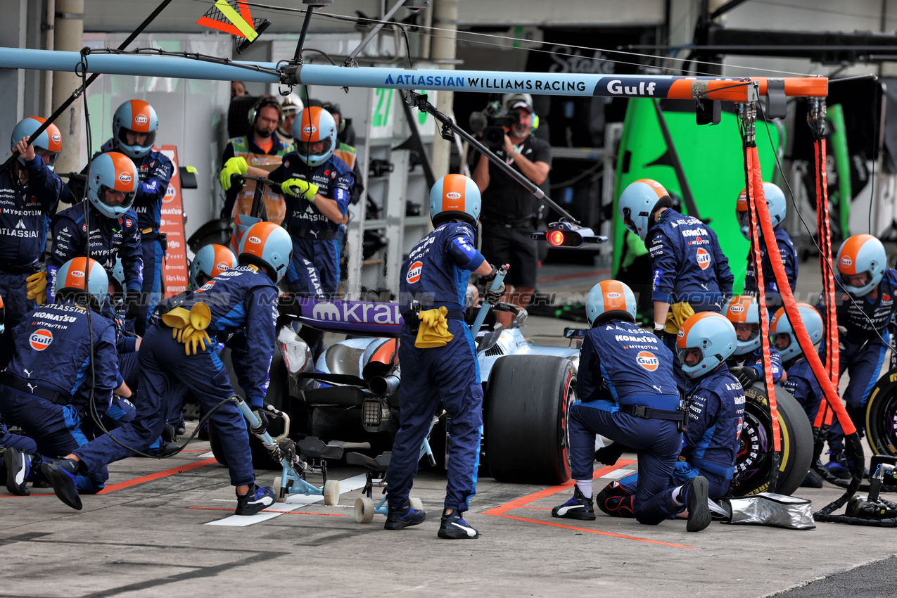 GP BRASILE, Alexander Albon (THA) Atlassian Williams Racing FW47 makes a pit stop.

09.11.2025. Formula 1 World Championship, Rd 21, Brazilian Grand Prix, Sao Paulo, Brazil, Gara Day.

- www.xpbimages.com, EMail: requests@xpbimages.com © Copyright: Batchelor / XPB Images
