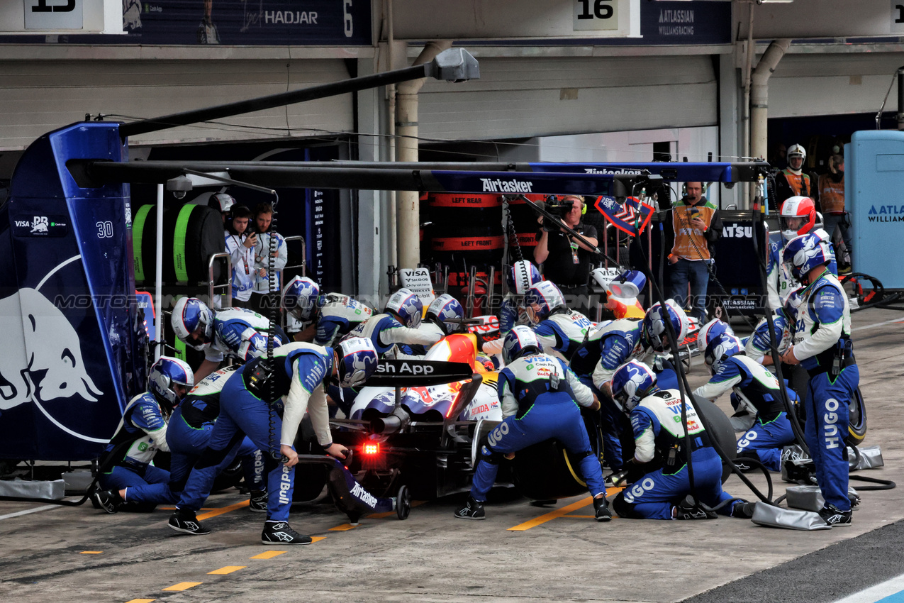 GP BRASILE, Isack Hadjar (FRA) Racing Bulls VCARB 02 makes a pit stop.

09.11.2025. Formula 1 World Championship, Rd 21, Brazilian Grand Prix, Sao Paulo, Brazil, Gara Day.

- www.xpbimages.com, EMail: requests@xpbimages.com © Copyright: Batchelor / XPB Images
