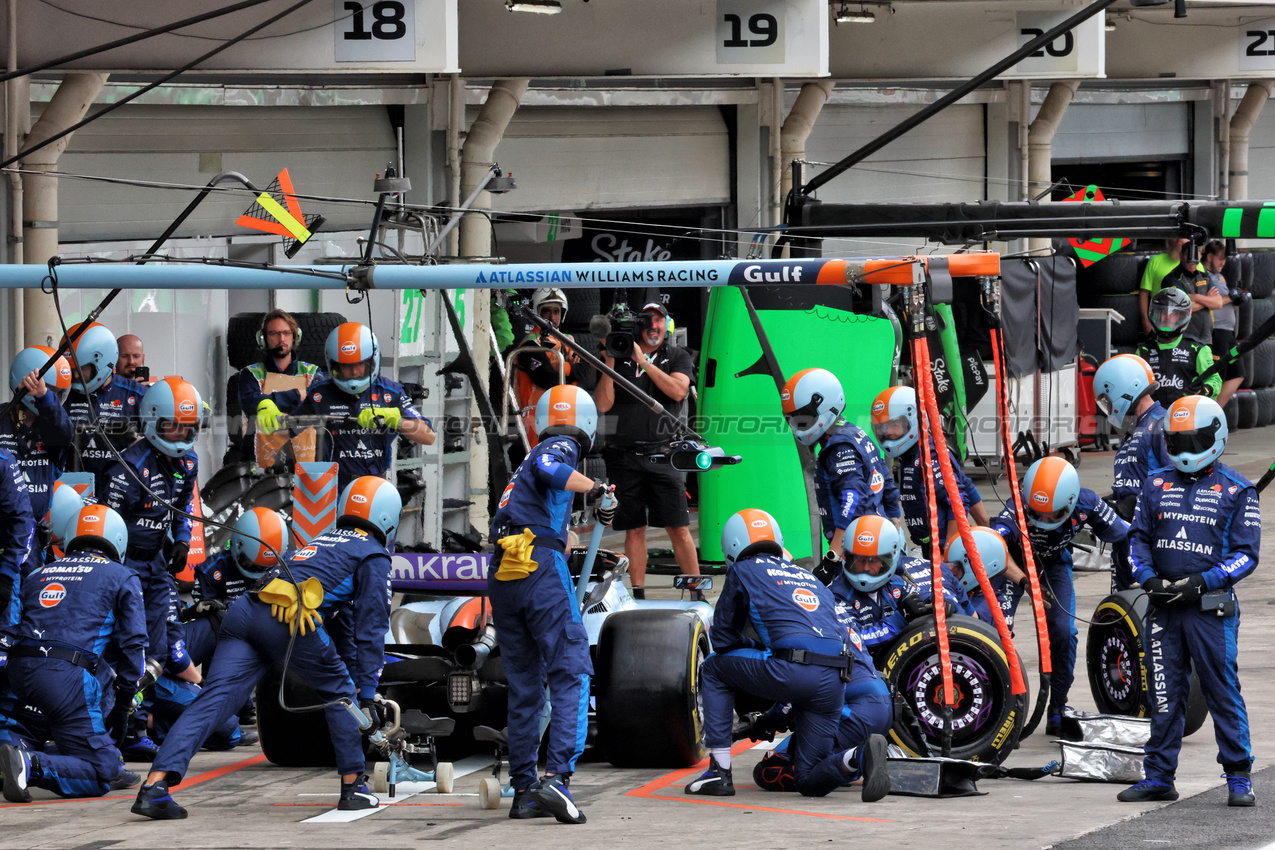 GP BRASILE, Carlos Sainz (ESP) Atlassian Williams Racing FW47 makes a pit stop.
09.11.2025. Formula 1 World Championship, Rd 21, Brazilian Grand Prix, Sao Paulo, Brazil, Gara Day.
- www.xpbimages.com, EMail: requests@xpbimages.com © Copyright: Batchelor / XPB Images