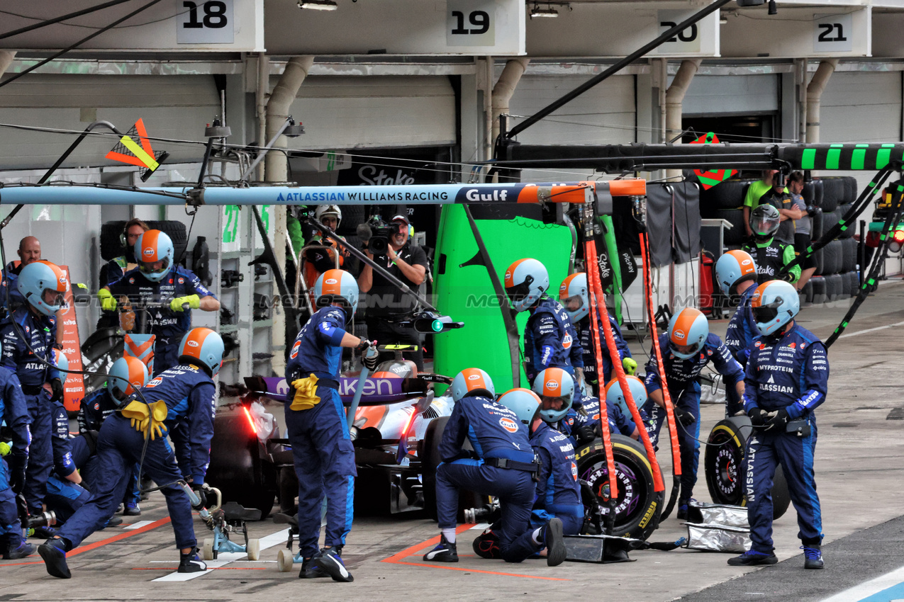 GP BRASILE, Carlos Sainz (ESP) Atlassian Williams Racing FW47 makes a pit stop.

09.11.2025. Formula 1 World Championship, Rd 21, Brazilian Grand Prix, Sao Paulo, Brazil, Gara Day.

- www.xpbimages.com, EMail: requests@xpbimages.com © Copyright: Batchelor / XPB Images
