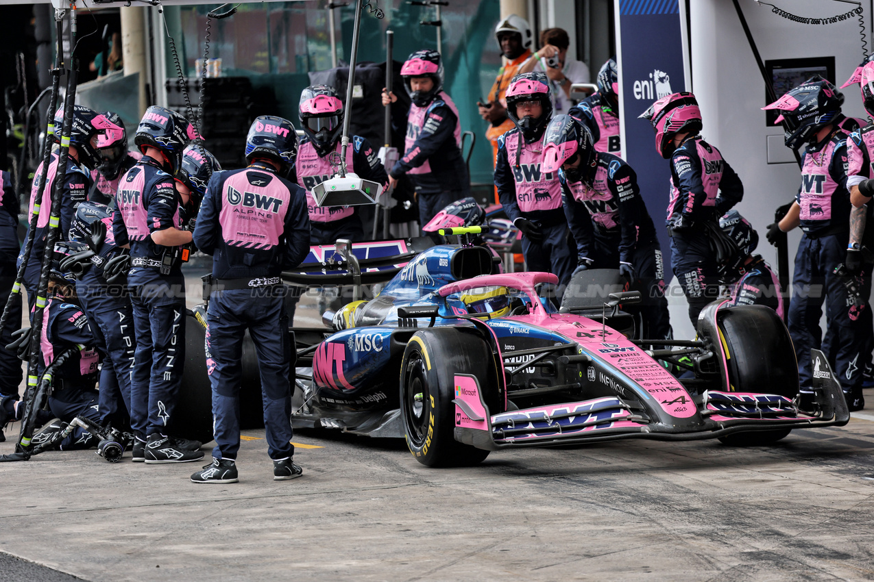 GP BRASILE, Franco Colapinto (ARG) Alpine F1 Team A525 makes a pit stop.

09.11.2025. Formula 1 World Championship, Rd 21, Brazilian Grand Prix, Sao Paulo, Brazil, Gara Day.

- www.xpbimages.com, EMail: requests@xpbimages.com © Copyright: Batchelor / XPB Images