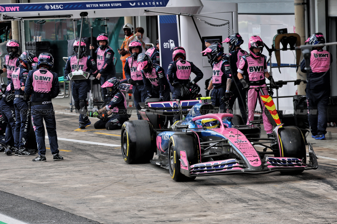 GP BRASILE, Franco Colapinto (ARG) Alpine F1 Team A525 makes a pit stop.

09.11.2025. Formula 1 World Championship, Rd 21, Brazilian Grand Prix, Sao Paulo, Brazil, Gara Day.

- www.xpbimages.com, EMail: requests@xpbimages.com © Copyright: Batchelor / XPB Images