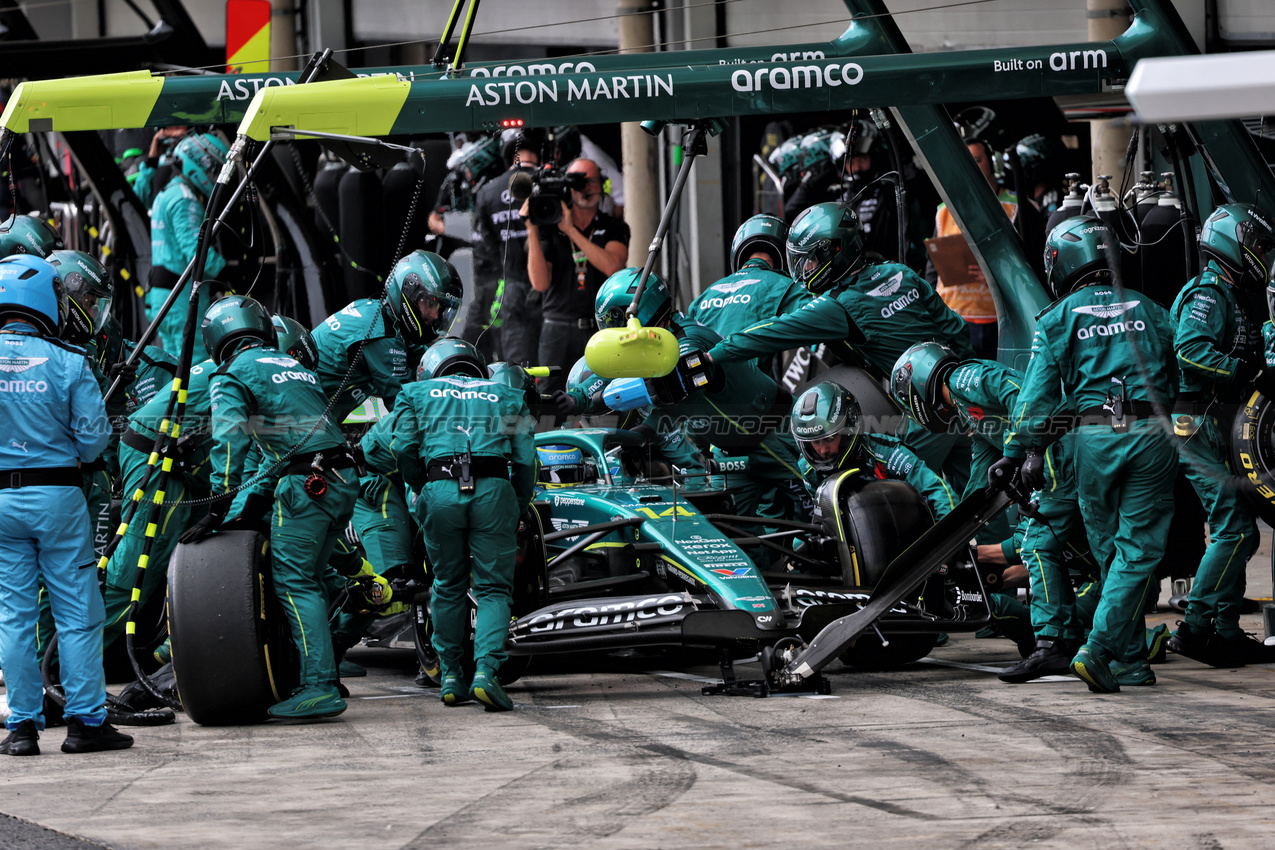 GP BRASILE, Fernando Alonso (ESP) Aston Martin F1 Team AMR25 makes a pit stop.

09.11.2025. Formula 1 World Championship, Rd 21, Brazilian Grand Prix, Sao Paulo, Brazil, Gara Day.

- www.xpbimages.com, EMail: requests@xpbimages.com © Copyright: Batchelor / XPB Images