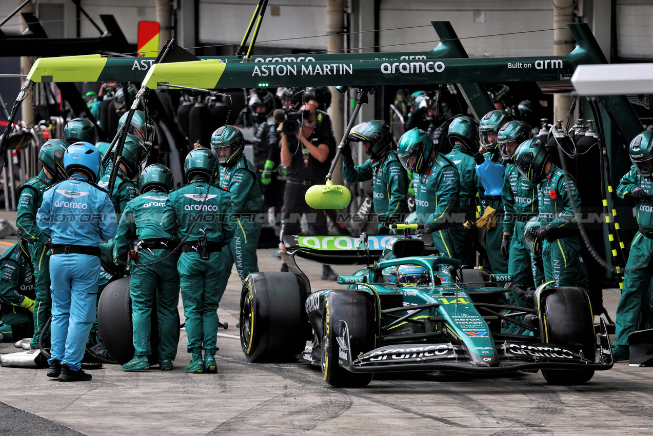 GP BRASILE, Fernando Alonso (ESP) Aston Martin F1 Team AMR25 makes a pit stop.
09.11.2025. Formula 1 World Championship, Rd 21, Brazilian Grand Prix, Sao Paulo, Brazil, Gara Day.
- www.xpbimages.com, EMail: requests@xpbimages.com © Copyright: Batchelor / XPB Images