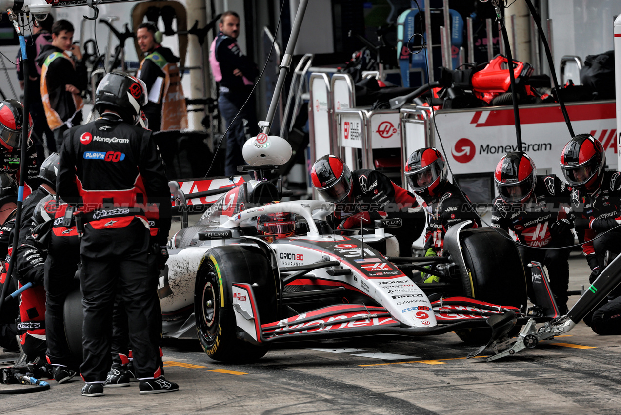 GP BRASILE, Esteban Ocon (FRA) Haas VF-25 makes a pit stop.

09.11.2025. Formula 1 World Championship, Rd 21, Brazilian Grand Prix, Sao Paulo, Brazil, Gara Day.

- www.xpbimages.com, EMail: requests@xpbimages.com © Copyright: Batchelor / XPB Images