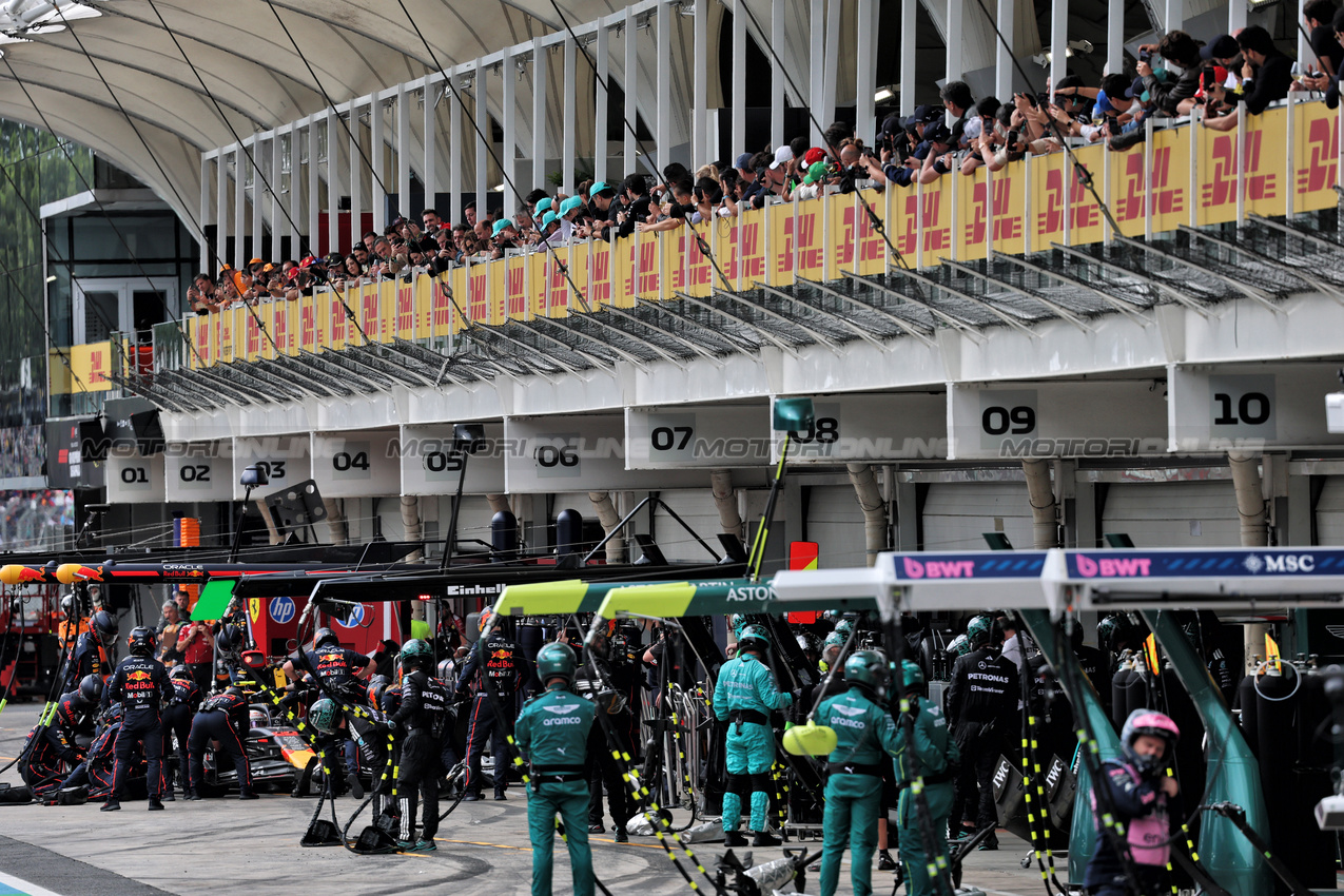 GP BRASILE, ytsmapi.

09.11.2025. Formula 1 World Championship, Rd 21, Brazilian Grand Prix, Sao Paulo, Brazil, Gara Day.

- www.xpbimages.com, EMail: requests@xpbimages.com © Copyright: Batchelor / XPB Images