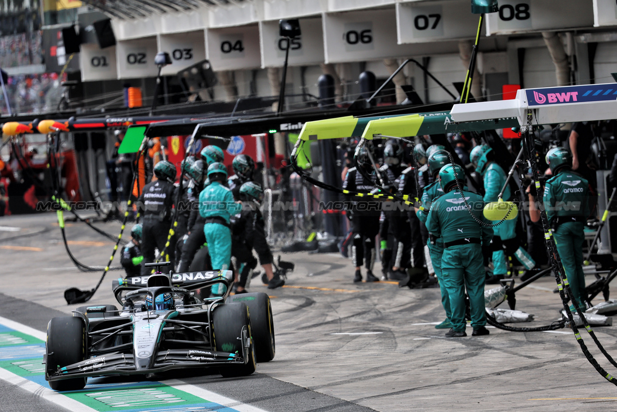 GP BRASILE, George Russell (GBR) Mercedes AMG F1 W16 makes a pit stop.

09.11.2025. Formula 1 World Championship, Rd 21, Brazilian Grand Prix, Sao Paulo, Brazil, Gara Day.

- www.xpbimages.com, EMail: requests@xpbimages.com © Copyright: Batchelor / XPB Images