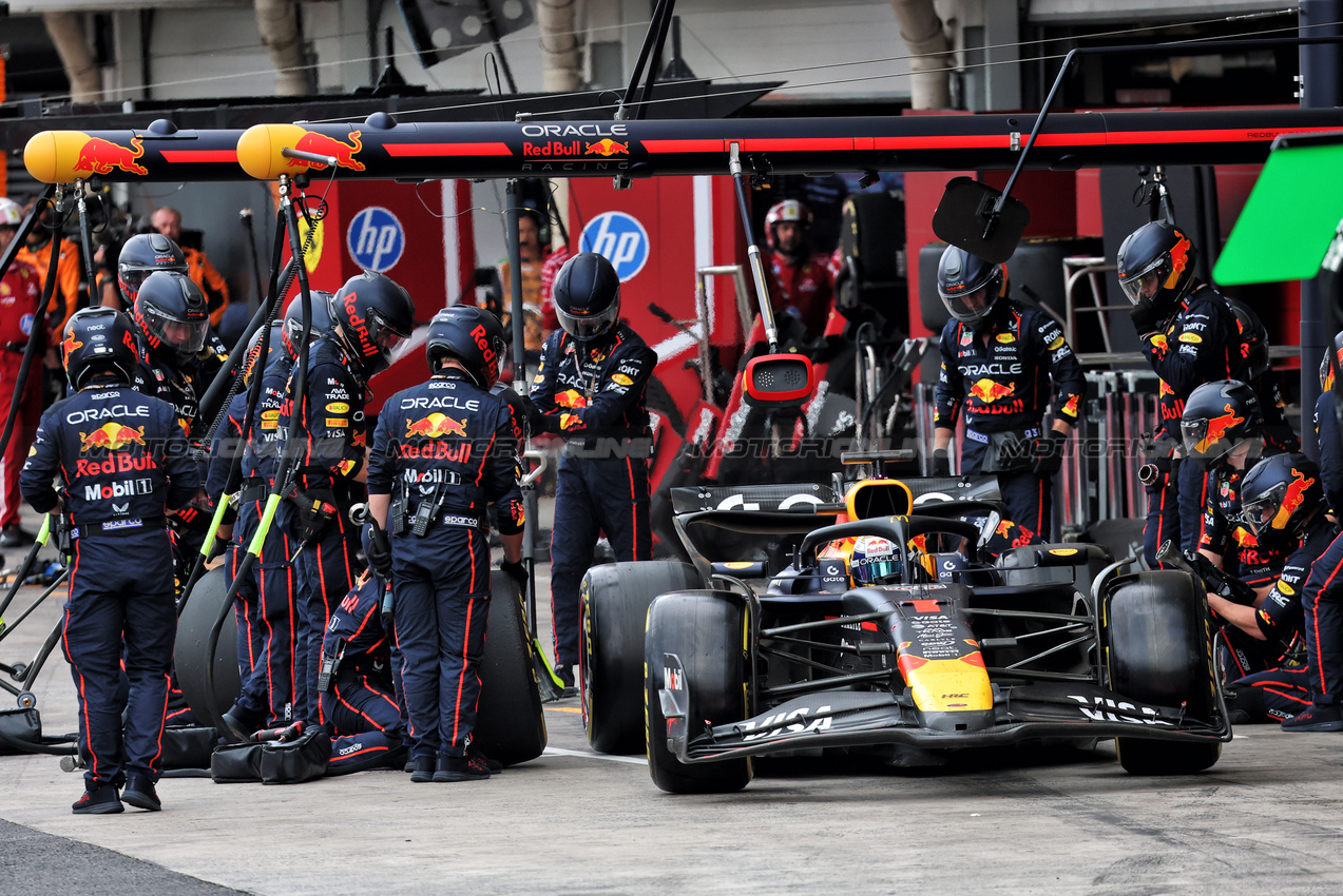 GP BRASILE, Max Verstappen (NLD) Red Bull Racing RB21 makes a pit stop.

09.11.2025. Formula 1 World Championship, Rd 21, Brazilian Grand Prix, Sao Paulo, Brazil, Gara Day.

- www.xpbimages.com, EMail: requests@xpbimages.com © Copyright: Batchelor / XPB Images