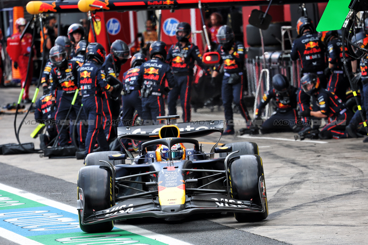 GP BRASILE, Max Verstappen (NLD) Red Bull Racing RB21 makes a pit stop.

09.11.2025. Formula 1 World Championship, Rd 21, Brazilian Grand Prix, Sao Paulo, Brazil, Gara Day.

- www.xpbimages.com, EMail: requests@xpbimages.com © Copyright: Batchelor / XPB Images