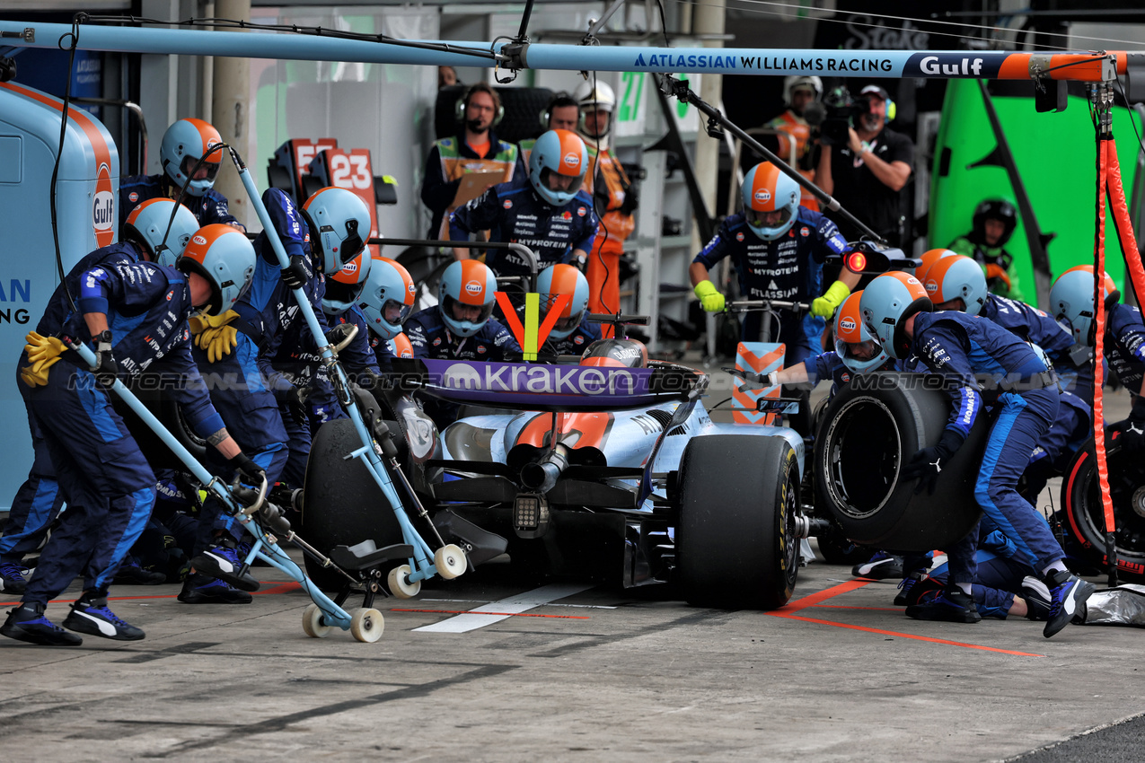 GP BRASILE, Alexander Albon (THA) Atlassian Williams Racing FW47 makes a pit stop.

09.11.2025. Formula 1 World Championship, Rd 21, Brazilian Grand Prix, Sao Paulo, Brazil, Gara Day.

- www.xpbimages.com, EMail: requests@xpbimages.com © Copyright: Batchelor / XPB Images