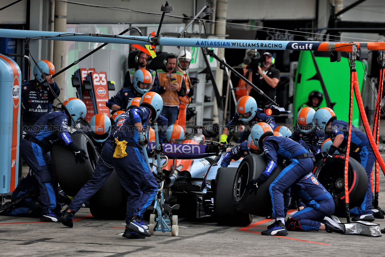 GP BRASILE, Alexander Albon (THA) Atlassian Williams Racing FW47 makes a pit stop.

09.11.2025. Formula 1 World Championship, Rd 21, Brazilian Grand Prix, Sao Paulo, Brazil, Gara Day.

- www.xpbimages.com, EMail: requests@xpbimages.com © Copyright: Batchelor / XPB Images