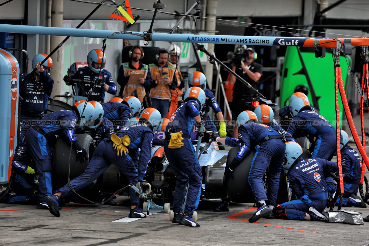 GP BRASILE, Alexander Albon (THA) Atlassian Williams Racing FW47 makes a pit stop.

09.11.2025. Formula 1 World Championship, Rd 21, Brazilian Grand Prix, Sao Paulo, Brazil, Gara Day.

- www.xpbimages.com, EMail: requests@xpbimages.com © Copyright: Batchelor / XPB Images