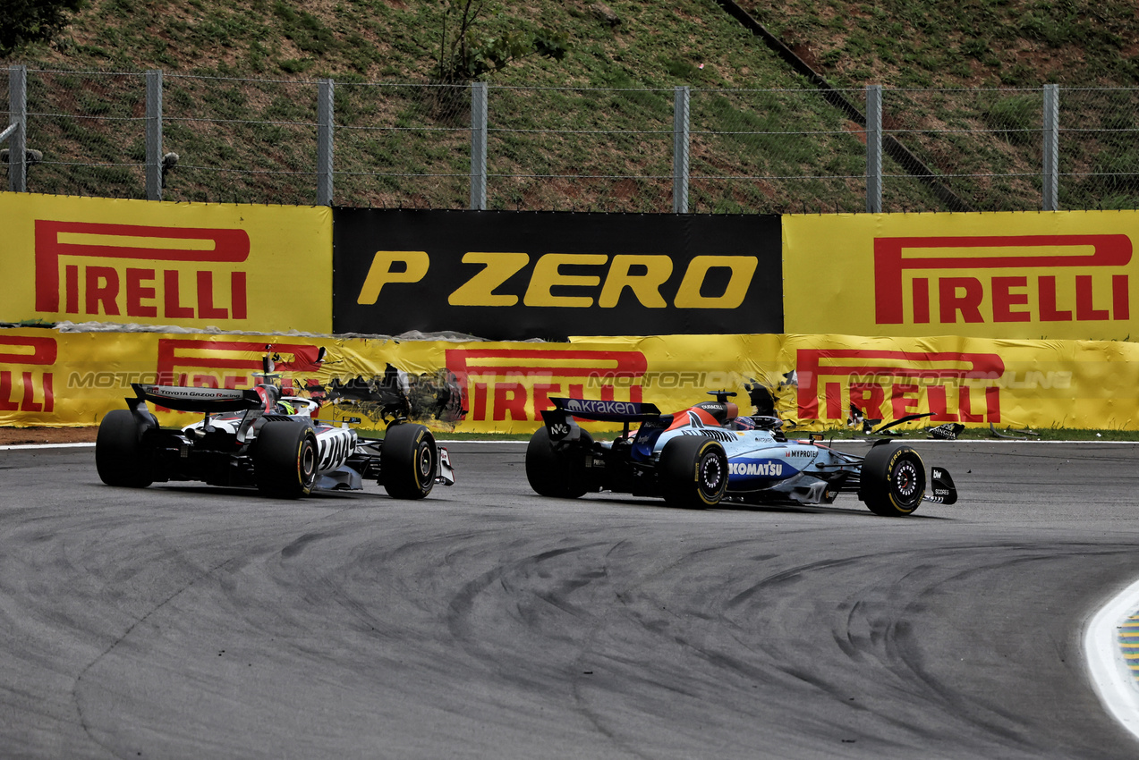 GP BRASILE, Alexander Albon (THA) Atlassian Williams Racing FW47 e Oliver Bearman (GBR) Haas VF-25.
09.11.2025. Formula 1 World Championship, Rd 21, Brazilian Grand Prix, Sao Paulo, Brazil, Gara Day.
- www.xpbimages.com, EMail: requests@xpbimages.com © Copyright: Rew / XPB Images