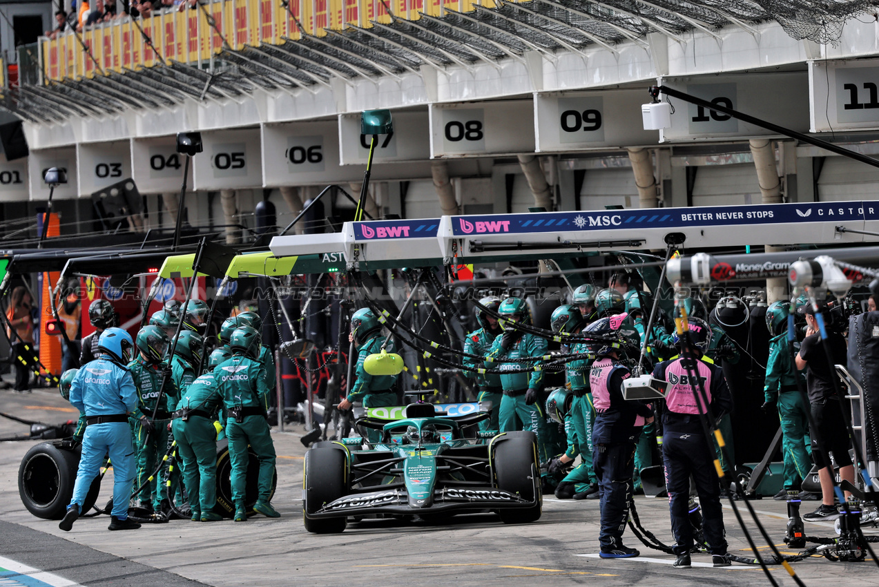 GP BRASILE, Lance Stroll (CDN) Aston Martin F1 Team AMR25 makes a pit stop.
09.11.2025. Formula 1 World Championship, Rd 21, Brazilian Grand Prix, Sao Paulo, Brazil, Gara Day.
- www.xpbimages.com, EMail: requests@xpbimages.com © Copyright: Batchelor / XPB Images