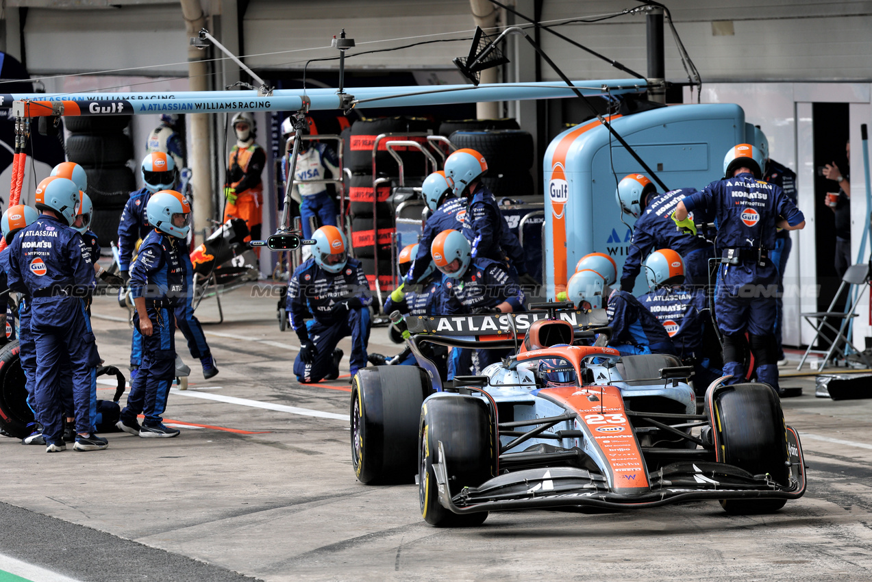 GP BRASILE, Alexander Albon (THA) Atlassian Williams Racing FW47 makes a pit stop.

09.11.2025. Formula 1 World Championship, Rd 21, Brazilian Grand Prix, Sao Paulo, Brazil, Gara Day.

- www.xpbimages.com, EMail: requests@xpbimages.com © Copyright: Batchelor / XPB Images