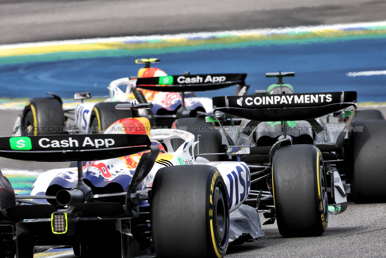 GP BRASILE, Liam Lawson (NZL) Racing Bulls VCARB 02 e Nico Hulkenberg (GER) Sauber C45 battle for position with Isack Hadjar (FRA) Racing Bulls VCARB 02.

09.11.2025. Formula 1 World Championship, Rd 21, Brazilian Grand Prix, Sao Paulo, Brazil, Gara Day.

- www.xpbimages.com, EMail: requests@xpbimages.com © Copyright: Charniaux / XPB Images