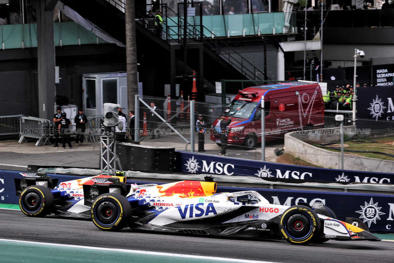 GP BRASILE, Isack Hadjar (FRA) Racing Bulls VCARB 02 e Liam Lawson (NZL) Racing Bulls VCARB 02 battle for position.

09.11.2025. Formula 1 World Championship, Rd 21, Brazilian Grand Prix, Sao Paulo, Brazil, Gara Day.

- www.xpbimages.com, EMail: requests@xpbimages.com © Copyright: Charniaux / XPB Images