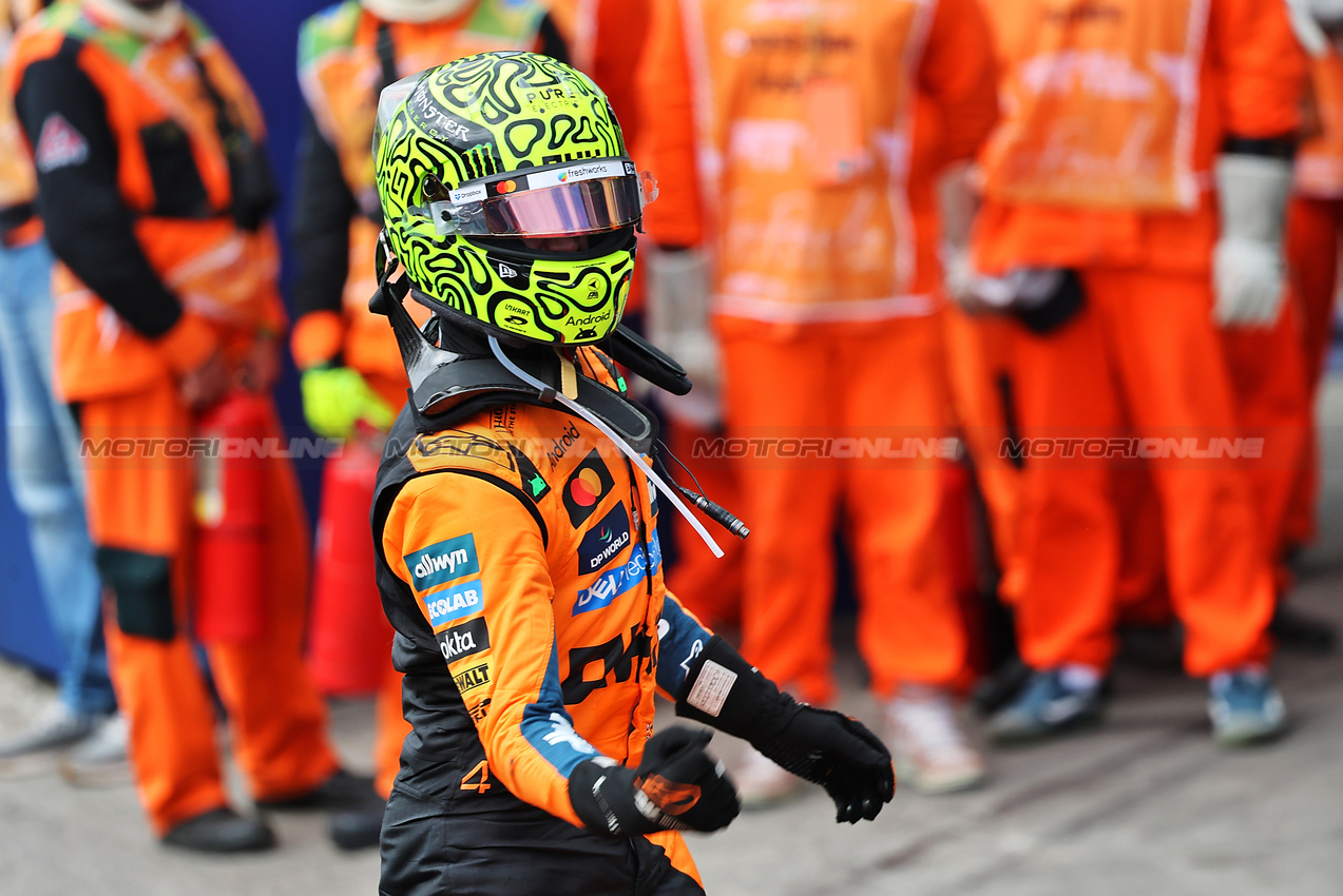 GP BRASILE, Gara winner Lando Norris (GBR) McLaren MCL39 celebrates in parc ferme.

09.11.2025. Formula 1 World Championship, Rd 21, Brazilian Grand Prix, Sao Paulo, Brazil, Gara Day.

- www.xpbimages.com, EMail: requests@xpbimages.com © Copyright: Batchelor / XPB Images