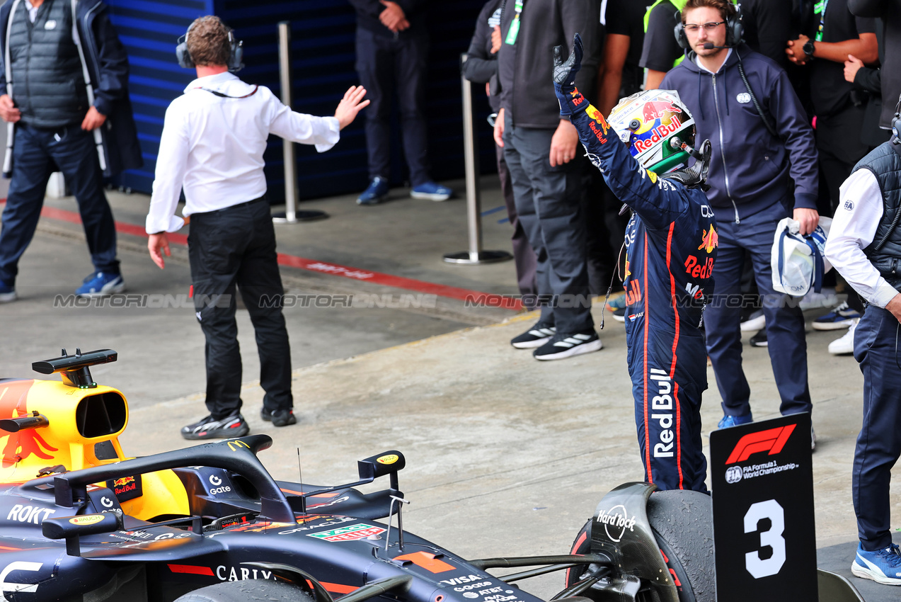 GP BRASILE, Max Verstappen (NLD) Red Bull Racing RB21 celebrates his third position in parc ferme.
09.11.2025. Formula 1 World Championship, Rd 21, Brazilian Grand Prix, Sao Paulo, Brazil, Gara Day.
- www.xpbimages.com, EMail: requests@xpbimages.com © Copyright: Batchelor / XPB Images