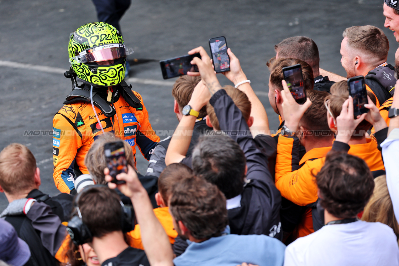 GP BRASILE, Gara winner Lando Norris (GBR) McLaren MCL39 celebrates in parc ferme with the team.
09.11.2025. Formula 1 World Championship, Rd 21, Brazilian Grand Prix, Sao Paulo, Brazil, Gara Day.
- www.xpbimages.com, EMail: requests@xpbimages.com © Copyright: Batchelor / XPB Images