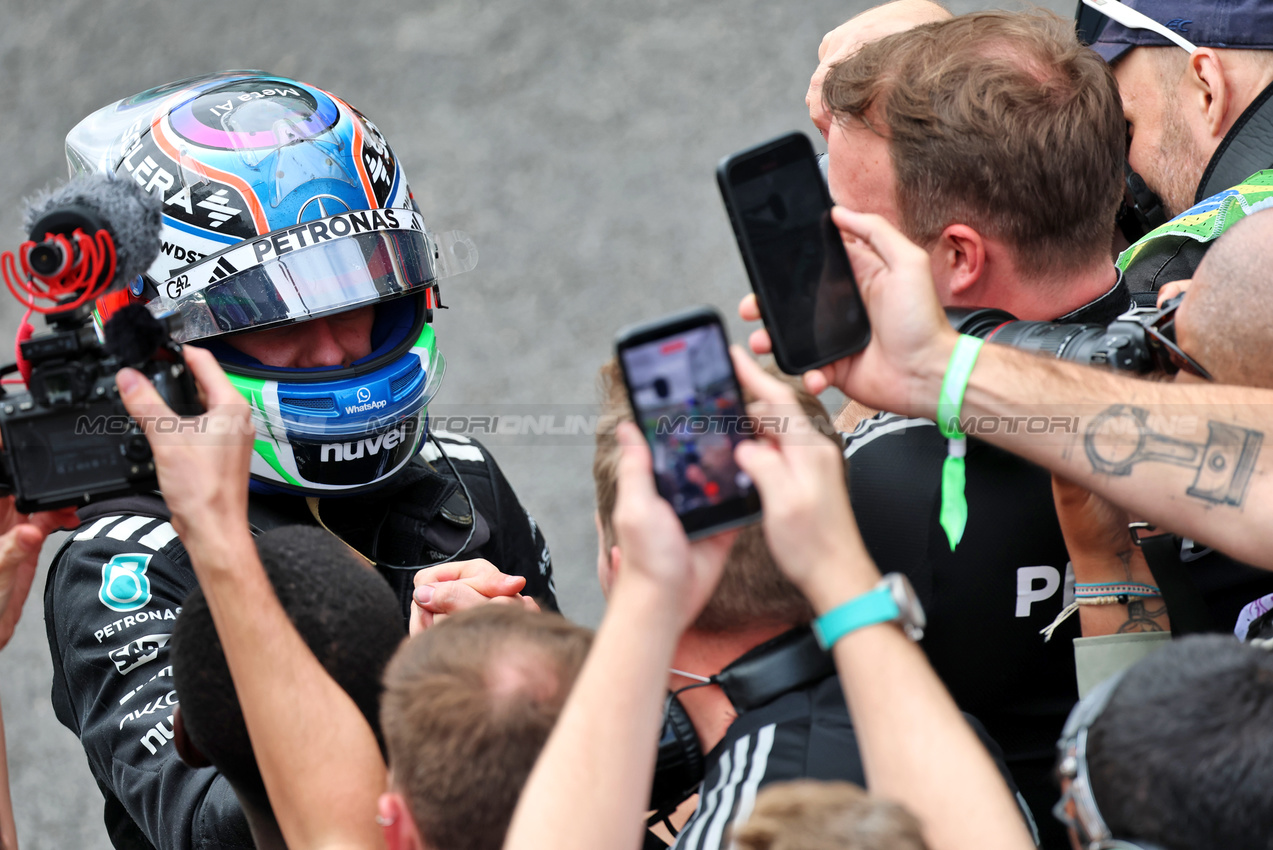 GP BRASILE, Andrea Kimi Antonelli (ITA) Mercedes AMG F1 celebrates his second position in parc ferme.

09.11.2025. Formula 1 World Championship, Rd 21, Brazilian Grand Prix, Sao Paulo, Brazil, Gara Day.

- www.xpbimages.com, EMail: requests@xpbimages.com © Copyright: Batchelor / XPB Images