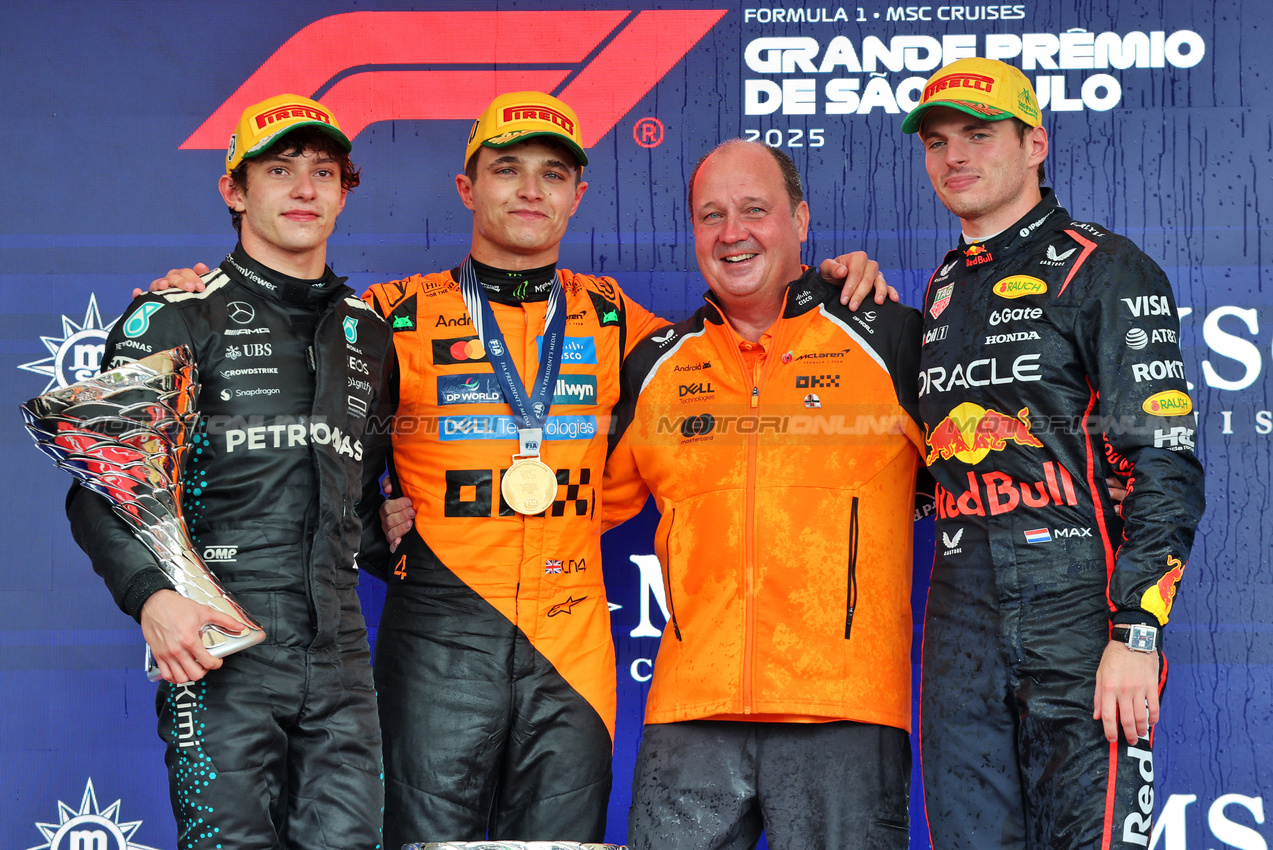 GP BRASILE, The podium (L to R): Andrea Kimi Antonelli (ITA) Mercedes AMG F1, second; Lando Norris (GBR) McLaren, vincitore; Mark Norris (GBR) McLaren Director of Commercial Trackside Operations; Max Verstappen (NLD) Red Bull Racing, third.
09.11.2025. Formula 1 World Championship, Rd 21, Brazilian Grand Prix, Sao Paulo, Brazil, Gara Day.
- www.xpbimages.com, EMail: requests@xpbimages.com © Copyright: Batchelor / XPB Images