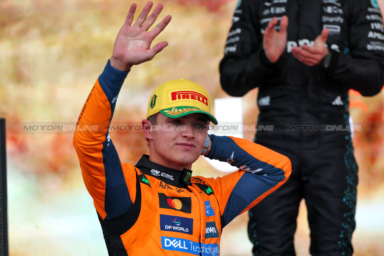 GP BRASILE, Gara winner Lando Norris (GBR) McLaren celebrates on the podium.

09.11.2025. Formula 1 World Championship, Rd 21, Brazilian Grand Prix, Sao Paulo, Brazil, Gara Day.

- www.xpbimages.com, EMail: requests@xpbimages.com © Copyright: Batchelor / XPB Images