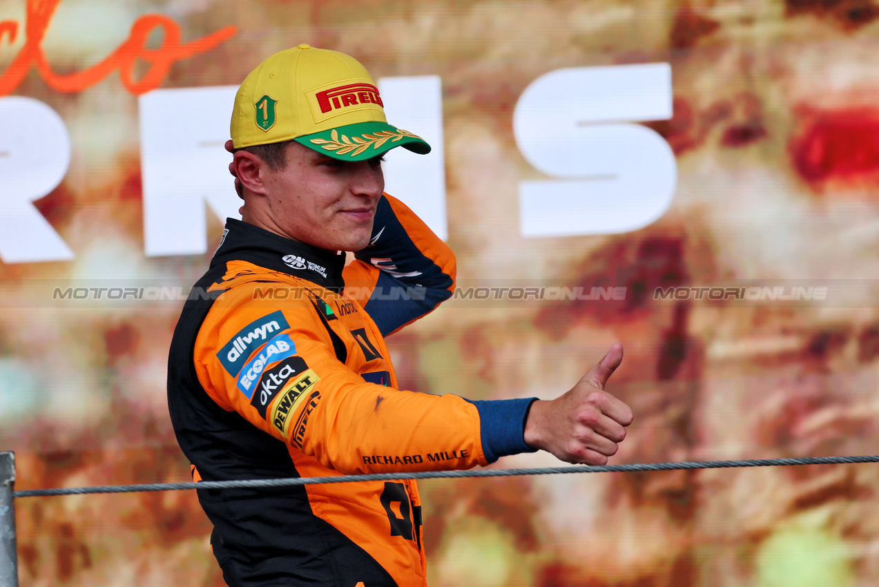 GP BRASILE, Gara winner Lando Norris (GBR) McLaren celebrates on the podium.

09.11.2025. Formula 1 World Championship, Rd 21, Brazilian Grand Prix, Sao Paulo, Brazil, Gara Day.

- www.xpbimages.com, EMail: requests@xpbimages.com © Copyright: Batchelor / XPB Images