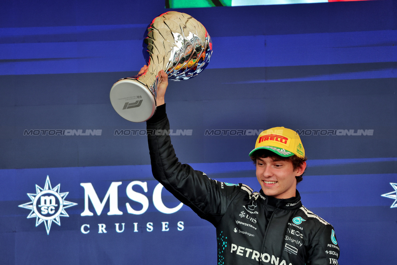 GP BRASILE, Andrea Kimi Antonelli (ITA) Mercedes AMG F1 celebrates his second position on the podium.
09.11.2025. Formula 1 World Championship, Rd 21, Brazilian Grand Prix, Sao Paulo, Brazil, Gara Day.
- www.xpbimages.com, EMail: requests@xpbimages.com © Copyright: Batchelor / XPB Images