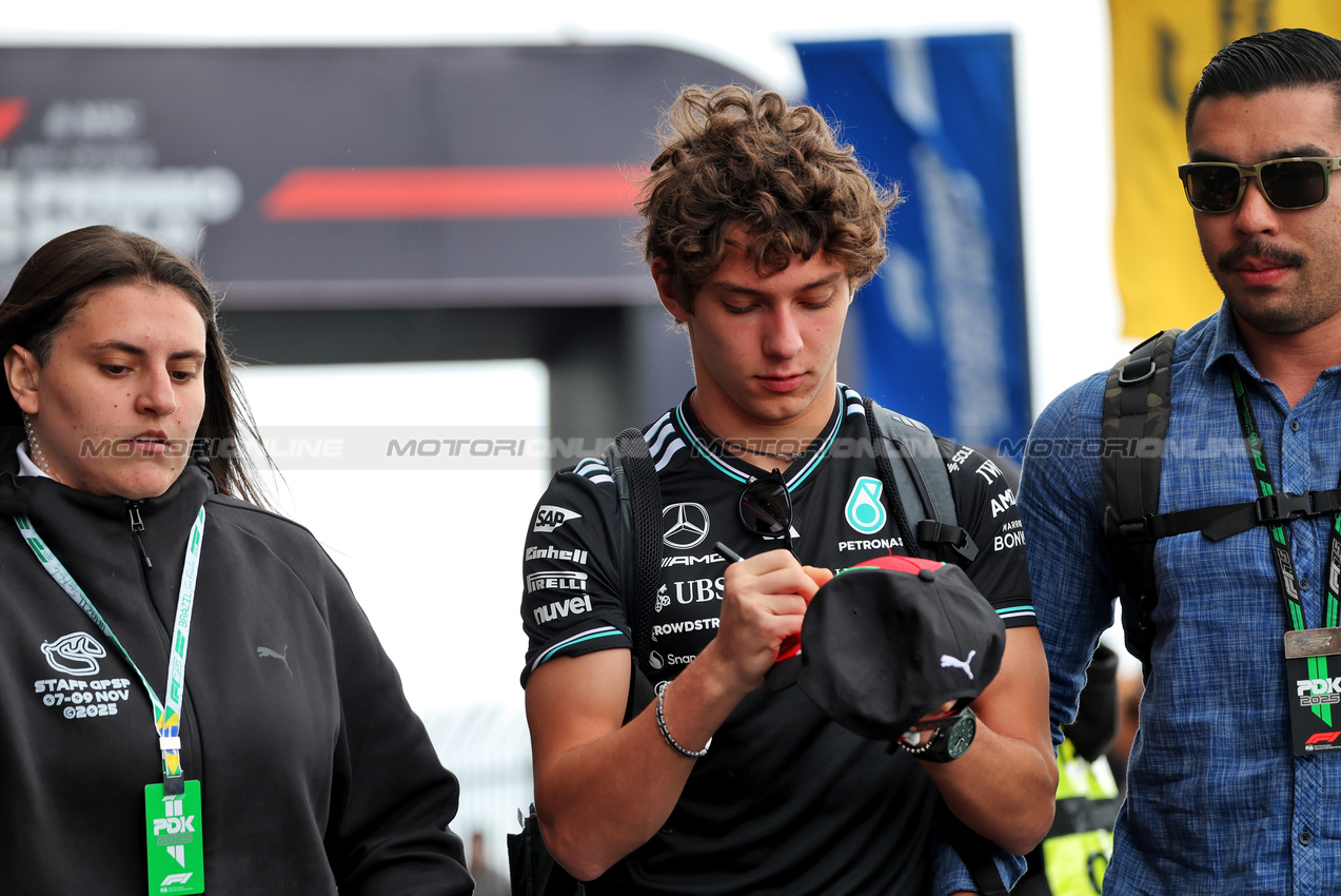 GP BRASILE, Andrea Kimi Antonelli (ITA) Mercedes AMG F1.

09.11.2025. Formula 1 World Championship, Rd 21, Brazilian Grand Prix, Sao Paulo, Brazil, Gara Day.

 - www.xpbimages.com, EMail: requests@xpbimages.com © Copyright: Rew / XPB Images