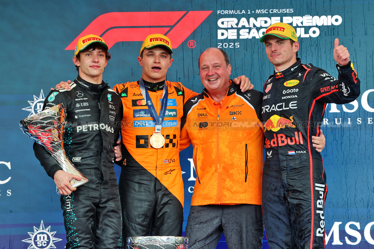 GP BRASILE, The podium (L to R): Andrea Kimi Antonelli (ITA) Mercedes AMG F1, second; Lando Norris (GBR) McLaren, vincitore; Mark Norris (GBR) McLaren Director of Commercial Trackside Operations; Max Verstappen (NLD) Red Bull Racing, third.
09.11.2025. Formula 1 World Championship, Rd 21, Brazilian Grand Prix, Sao Paulo, Brazil, Gara Day.
- www.xpbimages.com, EMail: requests@xpbimages.com © Copyright: Batchelor / XPB Images