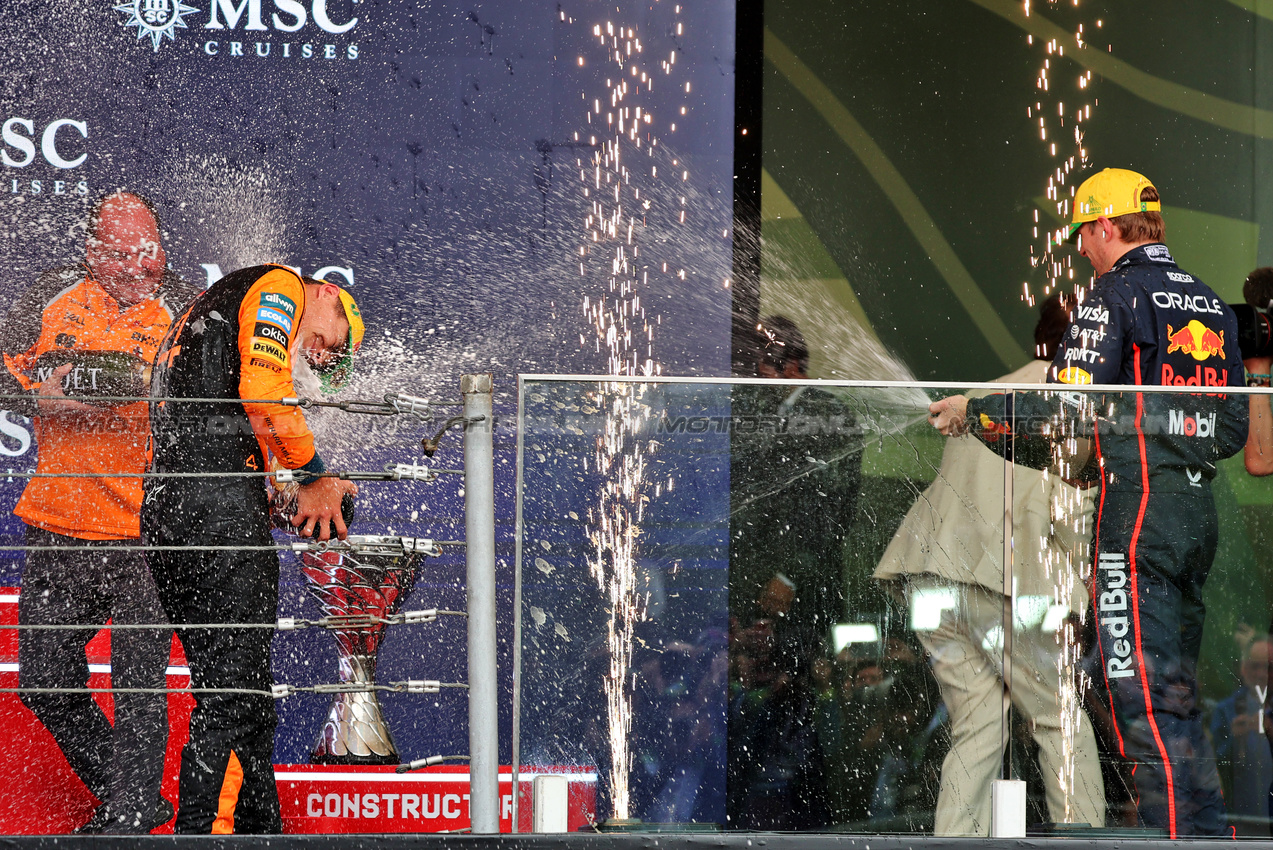 GP BRASILE, (L to R): Gara winner Lando Norris (GBR) McLaren celebrates on the podium with third placed Max Verstappen (NLD) Red Bull Racing.

09.11.2025. Formula 1 World Championship, Rd 21, Brazilian Grand Prix, Sao Paulo, Brazil, Gara Day.

- www.xpbimages.com, EMail: requests@xpbimages.com © Copyright: Batchelor / XPB Images