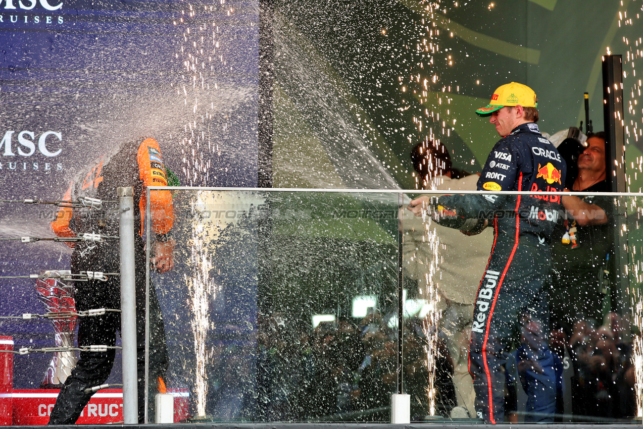 GP BRASILE, (L to R): Gara winner Lando Norris (GBR) McLaren celebrates on the podium with third placed Max Verstappen (NLD) Red Bull Racing.
09.11.2025. Formula 1 World Championship, Rd 21, Brazilian Grand Prix, Sao Paulo, Brazil, Gara Day.
- www.xpbimages.com, EMail: requests@xpbimages.com © Copyright: Batchelor / XPB Images
