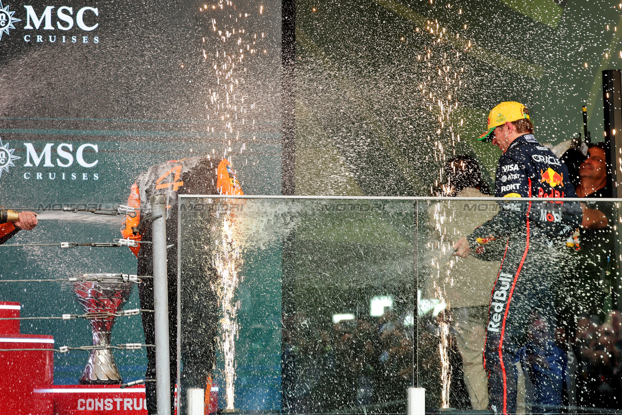 GP BRASILE, (L to R): Gara winner Lando Norris (GBR) McLaren celebrates on the podium with third placed Max Verstappen (NLD) Red Bull Racing.

09.11.2025. Formula 1 World Championship, Rd 21, Brazilian Grand Prix, Sao Paulo, Brazil, Gara Day.

- www.xpbimages.com, EMail: requests@xpbimages.com © Copyright: Batchelor / XPB Images