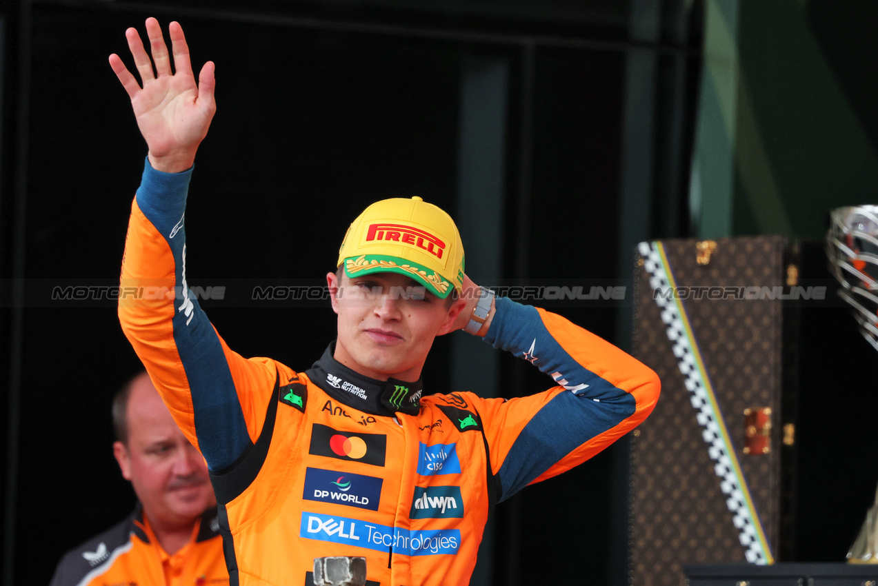 GP BRASILE, Gara winner Lando Norris (GBR) McLaren celebrates on the podium.

09.11.2025. Formula 1 World Championship, Rd 21, Brazilian Grand Prix, Sao Paulo, Brazil, Gara Day.

- www.xpbimages.com, EMail: requests@xpbimages.com © Copyright: Charniaux / XPB Images