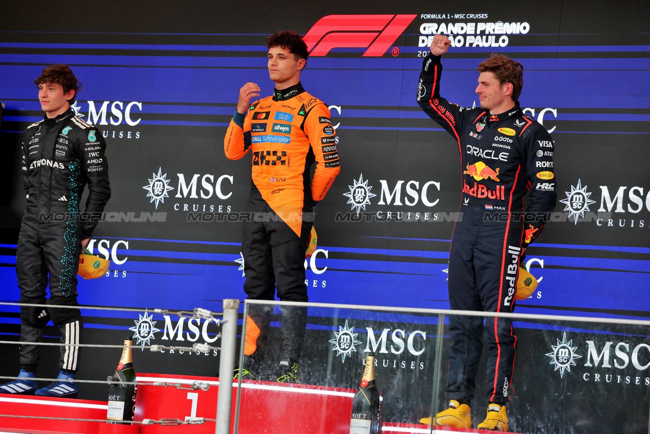 GP BRASILE, The podium (L to R): Andrea Kimi Antonelli (ITA) Mercedes AMG F1, second; Lando Norris (GBR) McLaren, vincitore; Max Verstappen (NLD) Red Bull Racing, third.
09.11.2025. Formula 1 World Championship, Rd 21, Brazilian Grand Prix, Sao Paulo, Brazil, Gara Day.
- www.xpbimages.com, EMail: requests@xpbimages.com © Copyright: Charniaux / XPB Images