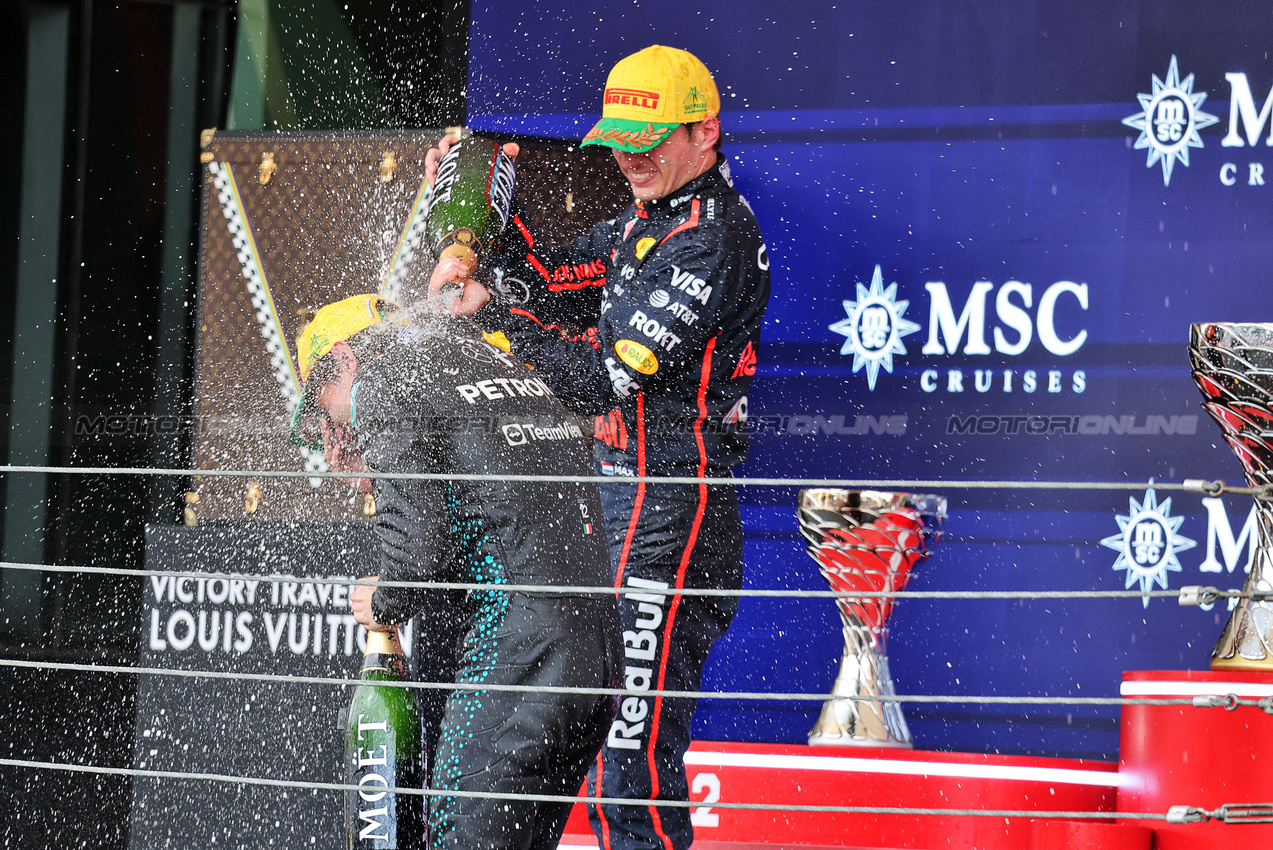 GP BRASILE, Max Verstappen (NLD) Red Bull Racing celebrates his third position on the podium with second placed Andrea Kimi Antonelli (ITA) Mercedes AMG F1.
09.11.2025. Formula 1 World Championship, Rd 21, Brazilian Grand Prix, Sao Paulo, Brazil, Gara Day.
- www.xpbimages.com, EMail: requests@xpbimages.com © Copyright: Charniaux / XPB Images
