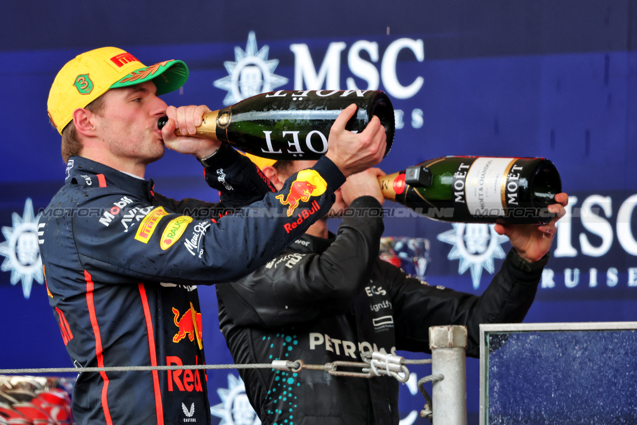 GP BRASILE, Max Verstappen (NLD) Red Bull Racing celebrates his third position on the podium with second placed Andrea Kimi Antonelli (ITA) Mercedes AMG F1.
09.11.2025. Formula 1 World Championship, Rd 21, Brazilian Grand Prix, Sao Paulo, Brazil, Gara Day.
- www.xpbimages.com, EMail: requests@xpbimages.com © Copyright: Charniaux / XPB Images