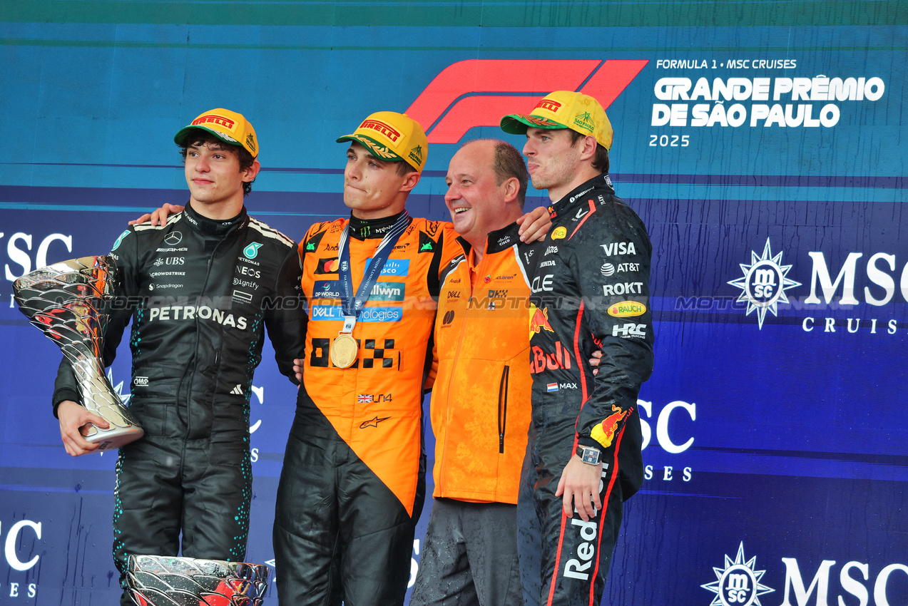 GP BRASILE, The podium (L to R): Andrea Kimi Antonelli (ITA) Mercedes AMG F1, second; Lando Norris (GBR) McLaren, vincitore; Mark Norris (GBR) McLaren Director of Commercial Trackside Operations; Max Verstappen (NLD) Red Bull Racing, third.
09.11.2025. Formula 1 World Championship, Rd 21, Brazilian Grand Prix, Sao Paulo, Brazil, Gara Day.
- www.xpbimages.com, EMail: requests@xpbimages.com © Copyright: Charniaux / XPB Images