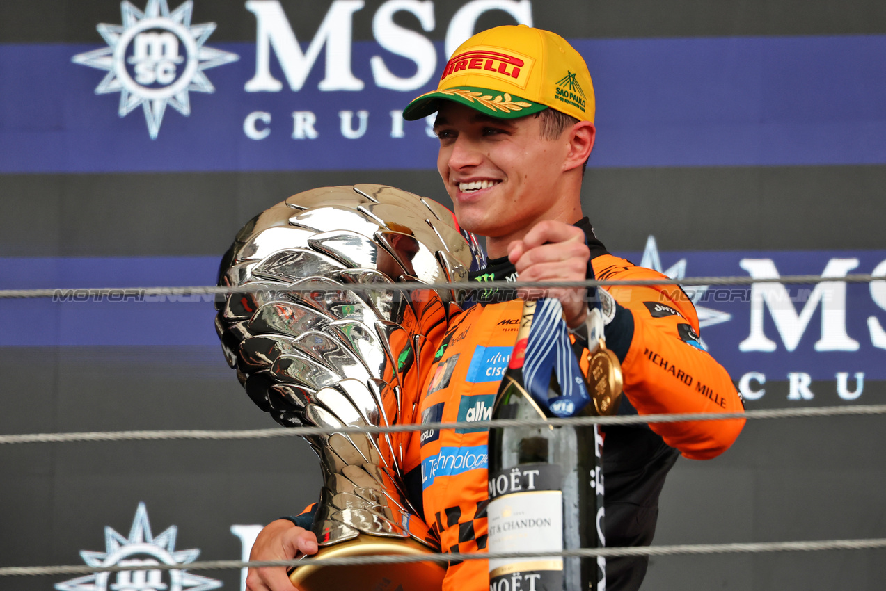 GP BRASILE, Gara winner Lando Norris (GBR) McLaren celebrates on the podium.
09.11.2025. Formula 1 World Championship, Rd 21, Brazilian Grand Prix, Sao Paulo, Brazil, Gara Day.
- www.xpbimages.com, EMail: requests@xpbimages.com © Copyright: Rew / XPB Images