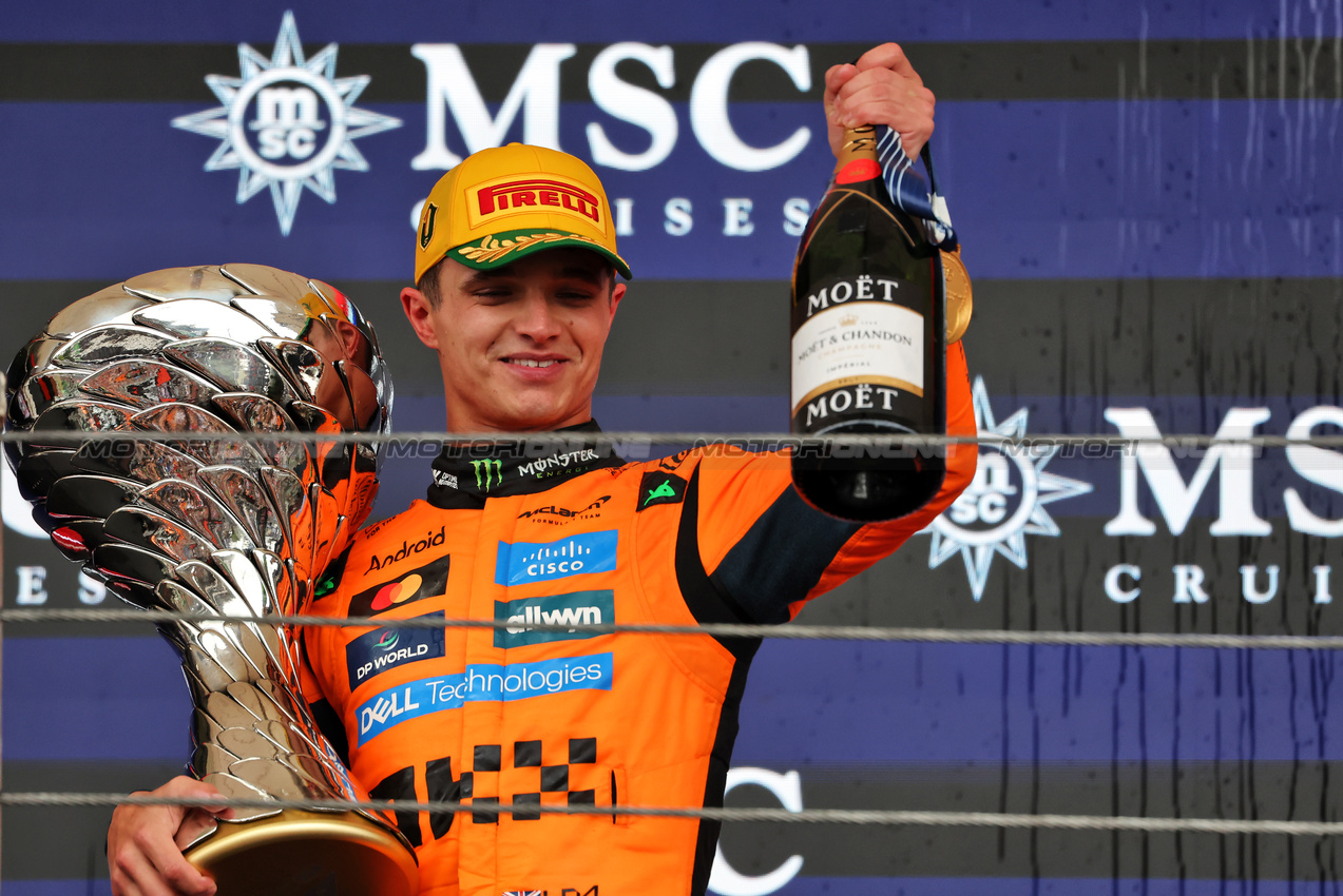 GP BRASILE, Gara winner Lando Norris (GBR) McLaren celebrates on the podium.

09.11.2025. Formula 1 World Championship, Rd 21, Brazilian Grand Prix, Sao Paulo, Brazil, Gara Day.

 - www.xpbimages.com, EMail: requests@xpbimages.com © Copyright: Rew / XPB Images